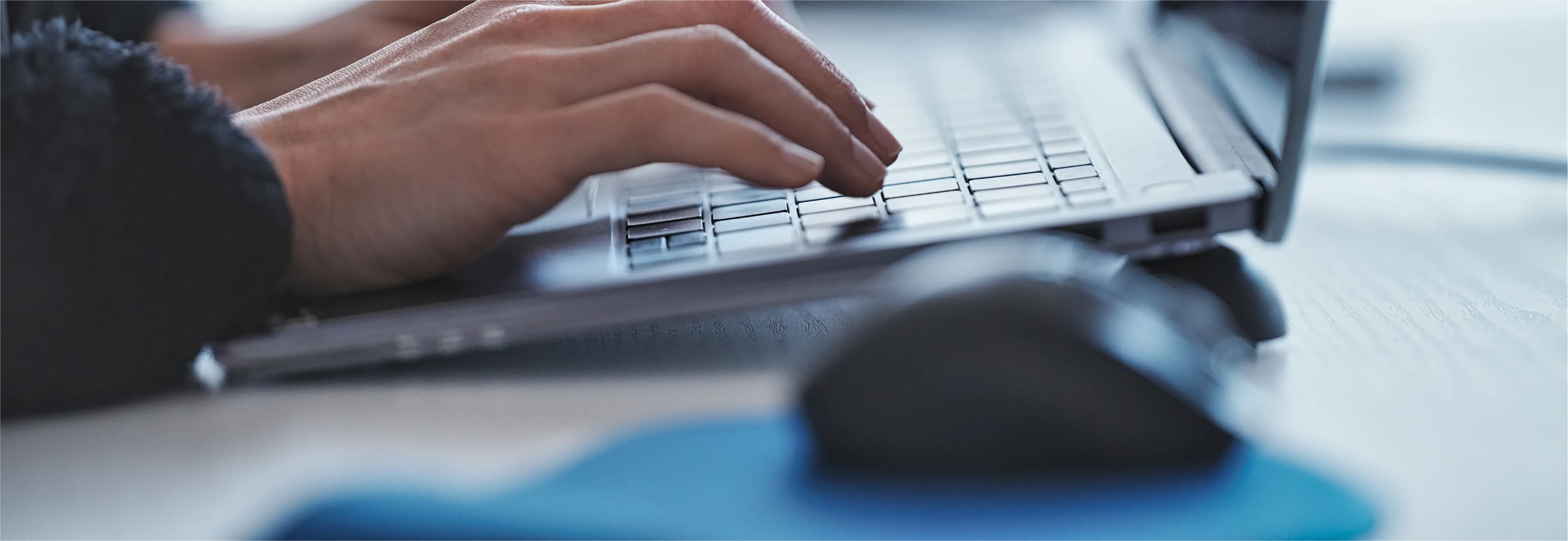 パソコンでタイピングを行う様子